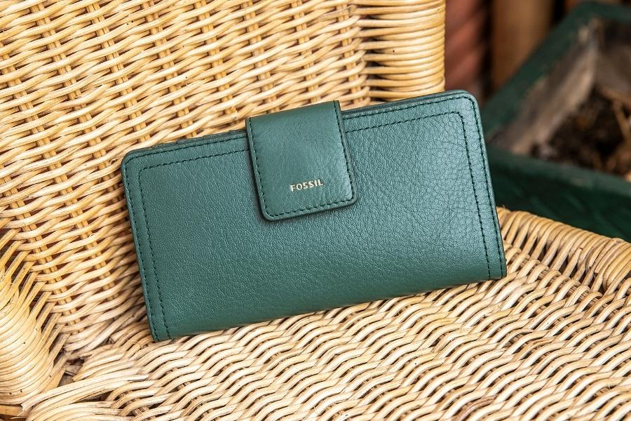 Fossil Logan Tab Clutch Balsam